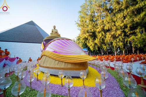 ภาพ No.107129:พิธีจุดประทีปถวายเป็นพุทธบูชา และบูชาธรรมมหาปูชนียาจารย์ ในโครงการธรรมยาตรากตัญญูบูชา มหาปูชนียาจารย์ พระมงคลเทพมุนี(สด จนฺทสโร) พระผู้ปราบมาร  อนุสรณ์สถาน 7 แห่ง ปีที่ 12  วันที่ 6 มกราคม พ.ศ. 2567 ณ อนุสรณ์สถานมหาวิหารพระมงคลเทพมุนี อ.สองพี่น้อง จ.สุพร