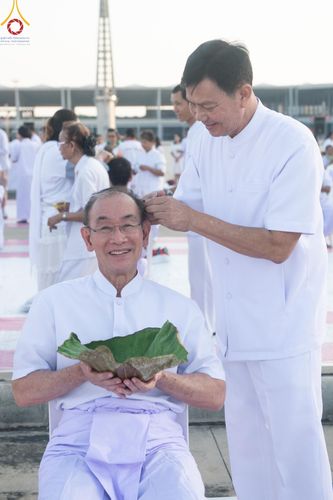 ภาพ No.180008:พิธีปลงผมนาคธรรมทายาท ในโครงการอุปสมบทหมู่ บูชาธรรมมหาปูชนียาจารย์ (ศูนย์อบรมวัดพระธรรมกาย) วันที่ 1 ธันวาคม พ.ศ. 2567 ณ ลานธรรมหารัตนวิหารคด วัดพระธรรมกาย จ.ปทุมธานี