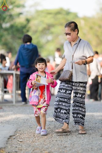 ภาพ No.193877:วัดพระธรรมกาย จัดงานวันเด็กแห่งชาติ ประจำปี พ.ศ.2568 ออกร้านอาหาร 200 ร้าน มอบของขวัญหลายหมื่นชิ้น วันที่ 12 มกราคม พ.ศ. 2568 วัดพระธรรมกาย อ.คลองหลวง จ.ปทุมธานี
