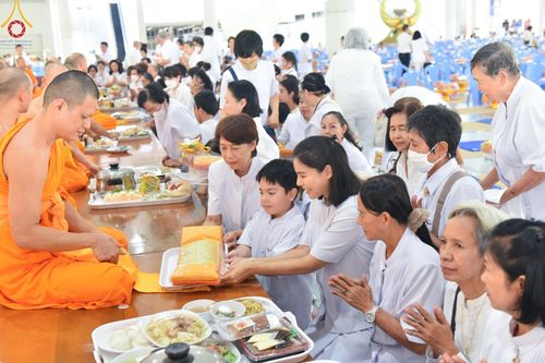 ภาพ No.147761:พิธีถวายภัตตาหารเมนูสวรรค์ ในพรรษาแห่งการเข้าถึงธรรม วันเสาร์ที่ 10 สิงหาคม พ.ศ. 2567 ณ หอฉันคุณยายอาจารย์ฯ วัดพระธรรมกาย