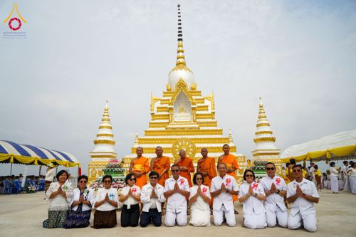 ภาพ No.131459:พิธีอัญเชิญพระบรมสารีริกธาตุ และองค์พระพุทธรัตนกายสิทธิ์ ติดตั้งองค์พระเจดีย์จตุรทิศ ถวายองค์พระเจดีย์ ลานธรรมและกำแพงแก้ว ถวายเป็นพุทธบูชา น้อมถวายบูชาธรรมหลวงพ่ออายุวัฒนมงคล ๘๐ พรรษา วันเสาร์ที่ ๑๖ มีนาคม พ.ศ. ๒๕๖๗ ณ วัดเขาพญาปราบ ต.ตะขบ อ.ปักธงชัย จ.น