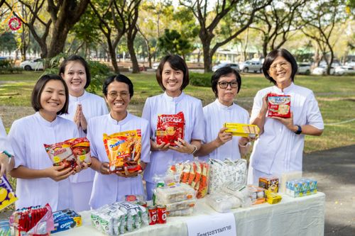 ภาพ No.179609:พิธีเจริญพระพุทธมนต์ พิธีทำบุญตักบาตรถวายพระราชกุศล และพิธีวางพานพุ่มดอกไม้ถวายราชสักการะ  แด่พระบาทสมเด็จพระบรมชนกาธิเบศร มหาภูมิพลอดุลยเดชมหาราช บรมนาถบพิตร เนื่องในวันคล้ายวันพระบรมราชสมภพ วันชาติ และวันพ่อแห่งชาติ วันพฤหัสบดีที่ 5 ธันวาคม พ.ศ. 2567 ณ