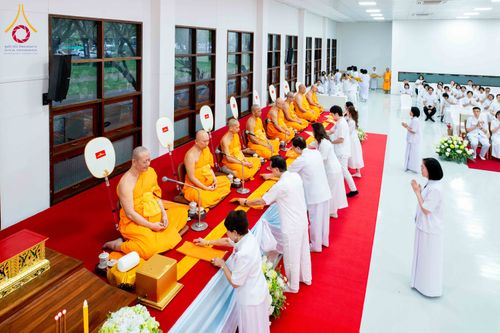 ภาพ No.314470:วันพฤหัสบดีที่ 19 มีนาคม พ.ศ. 2569 พิธีบำเพ็ญกุศล คุณพ่อณรงค์ จินตมากุล โยมบิดา พระครูปลัดรัตนวีรวัฒน์ (รังสฤษดิ์ อิทฺธิจินตโก) ที่ปรึกษาเจ้าคณะจังหวัดปทุมธานี เจ้าอาวาสวัดพระธรรมกาย  ณ ห้องปลูกศรัทธา 2 วัดพระธรรมกาย ปทุมธานี