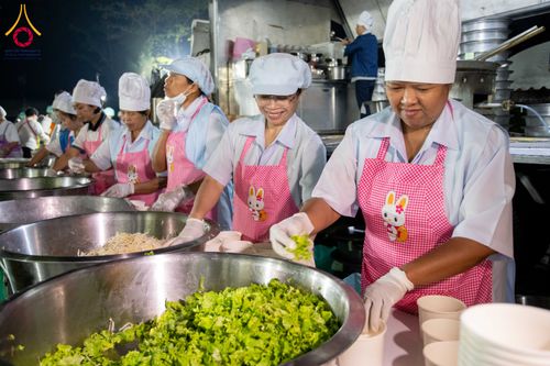 ภาพ No.287985:วันที่ 4 มกราคม พ.ศ. 2569 พิธีถวายภัตตาหารเป็นสังฆทาน แด่พระธรรมยาตรา ในโครงการธรรมยาตรา กตัญญูบูชา มหาปูชนียาจารย์ พระมงคลเทพมุนี(สด จนฺทสโร) พระผู้ปราบมาร อนุสรณ์สถาน 7 แห่ง ปีที่ 14 ณ อนุสรณ์สถานมหาวิหารพระมงคลเทพมุนี (โลตัสแลนด์) อ.สองพี่น้อง จ.สุพรร