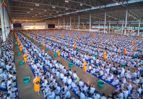 ภาพ No.311451:วันอาทิตย์ต้นเดือนที่ 1 มีนาคม พ.ศ.2569 พิธีตักบาตร และ พิธีบูชาข้าวพระ ณ สภาธรรมกายสากล วัดพระธรรมกาย