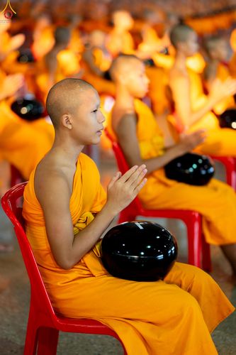 ภาพ No.318139:วันอาทิตย์ต้นเดือนที่ 5 เมษายน พ.ศ.2569 พิธีตักบาตร ณ บ้านแก้วเรือนทองคุณยายอาจารย์ฯ วัดพระธรรมกาย