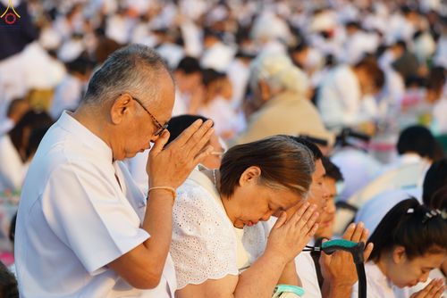 ภาพ No.279800:วันที่ 1 มกราคม พ.ศ.2569 พิธีตักบาตรในวันขึ้นปีใหม่ ณ ลานธรรม วัดพระธรรมกาย