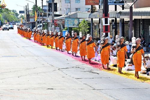 ภาพ No.304236:วันที่ 25 มกราคม พ.ศ. 2569 พิธีต้อนรับพระธรรมยาตรา  รร.สามัคคีราษฏร์บำรุง-วัดพระธรรมกาย ในโครงการธรรมยาตรา กตัญญูบูชา มหาปูชนียาจารย์ พระมงคลเทพมุนี(สด จนฺทสโร) พระผู้ปราบมาร อนุสรณ์สถาน 7 แห่ง ปีที่ 14