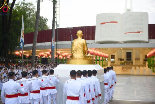 ภาพ No.89186:พิธีอัญเชิญรูปหล่อทองคำ  คุณยายอาจารย์มหารัตนอุบาสิกาจันทร์ ขนนกยูง เพื่อประดิษฐาน ณ มหาวิหารคุณยายอาจารย์ฯ เนื่องในวันครูผู้ค้นพบวิชชาธรรมกาย วันศุกร์ที่ 29 กันยายน พ.ศ. 2566