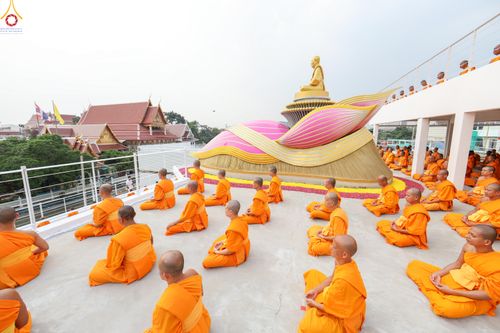 ภาพ No.300106:วันที่ 22 มกราคม พ.ศ.2569 พระธรรมยาตราปฏิบัติธรรม และถ่ายภาพหมู่ประวัติศาสตร์ ณ อาคารธรรมยาตรา กตัญญูบูชามหาปูชนียาจารย์  ตรงข้ามวัดปากน้ำภาษีเจริญ จ.กรุงเทพมหานคร ในโครงการธรรมยาตรา กตัญญูบูชา มหาปูชนียาจารย์ พระมงคลเทพมุนี(สด จนฺทสโร) พระผู้ปราบมาร อนุ
