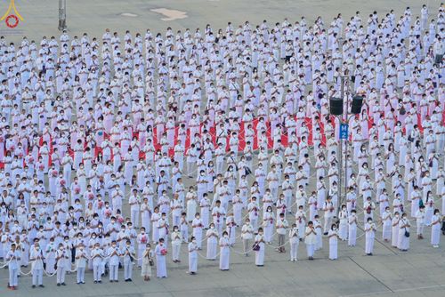 ภาพ No.79208:พิธีอัญเชิญองค์พระบรมพุทธเจ้า 24 องค์ เวียนประทักษิณรอบพระมหาธรรมกายเจดีย์ ณ วัดพระธรรมกาย  วันที่ 2 เมษายน พ.ศ. 2566