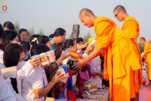 ภาพ No.201195:พิธีตักบาตรพระธรรมยาตรา ณ อนุสรณ์สถานลำดับที่ 5 สถานที่เผยแผ่วิชชาธรรมกายครั้งแรก อนุสรณ์สถานบางปลา วัดบางปลา อำเภอบางเลน จังหวัดนครปฐม ในโครงการธรรมยาตรา กตัญญูบูชา มหาปูชนียาจารย์ พระมงคลเทพมุนี(สด จนฺทสโร) พระผู้ปราบมาร อนุสรณ์สถาน 7 แห่ง ปีที่ 13