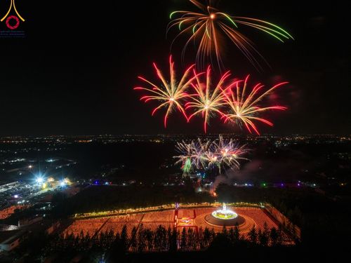 ภาพ No.109742:พิธีจุดประทีปถวายเป็นพุทธบูชา และบูชาธรรมมหาปูชนียาจารย์ วันที่ 10 มกราคม พ.ศ. 2567 ณ อนุสรณ์สถานคลองบางนางแท่น อ.สามพราน จ.นครปฐม