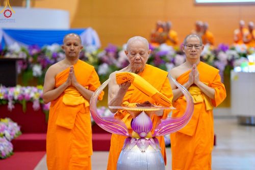 ภาพ No.178137:พิธีทอดผ้าป่าต้นสมบัติจักรพรรดิ ในวันอาทิตย์ที่ 1 ธันวาคม พ.ศ. 2567 ณ สภาธรรมกายสากล วัดพระธรรมกาย