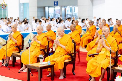 ภาพ No.207401:พิธีตักบาตร และปฏิบัติธรรมช่วงสาย ในวันมาฆบูชา วันพุธที่ 12 กุมภาพันธ์ พ.ศ. 2568 ณ วัดพระธรรมกาย จังหวัดปทุมธานี