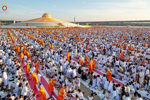 ภาพ No.187903:พิธีตักบาตรฉลองพระใหม่ ต้อนรับพุทธศักราช 2568 ณ ลานธรรมพระมหาธรรมกายเจดีย์ วัดพระธรรมกาย จ.ปทุมธานี วันที่ 1 มกราคม พ.ศ. 2568