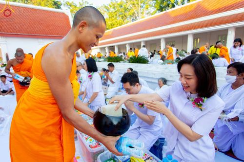 ภาพ No.197806:พิธีตักบาตรพระธรรมยาตรา ณ อนุสรณ์สถานลำดับที่ 4 สถานที่เกิดด้วยกายธรรม วัดโบสถ์(บน) ต.บางคูเวียง จ.นนทบุรี ในโครงการธรรมยาตรา กตัญญูบูชา มหาปูชนียาจารย์ พระมงคลเทพมุนี(สด จนฺทสโร) พระผู้ปราบมาร อนุสรณ์สถาน 7 แห่ง ปีที่ 13 วันที่ 19 มกราคม พ.ศ. 2568