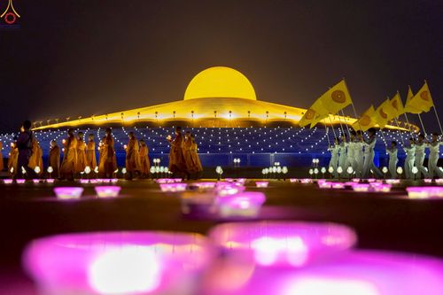 ภาพ No.224130:วันวิสาขบูชา วันอาทิตย์ที่ 11 พฤษภาคม พ.ศ. 2568 พิธีจุดวิสาขประทีป ,  พิธีเวียนประทักษิณรอบพระมหาธรรมกายเจดีย์ , พิธีฉลองชัยสวดมนต์บทธัมมจักกัปปวัตตนสูตร ครบ 7,357,000,000 จบ ณ มหารัตนวิหารคด วัดพระธรรมกาย