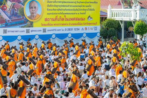 ภาพ No.193426:พิธีต้อนรับพระธรรมยาตรา ณ อนุสรณ์สถาน สถานที่เกิดในเพศสมณะ วัดสองพี่น้อง อำเภอสองพี่น้อง จังหวัดสุพรรณบุรี ในโครงการธรรมยาตรา กตัญญูบูชา มหาปูชนียาจารย์ พระมงคลเทพมุนี(สด จนฺทสโร) พระผู้ปราบมาร อนุสรณ์สถาน 7 แห่ง ปีที่ 13 วันที่ 11 มกราคม พ.ศ. 2568