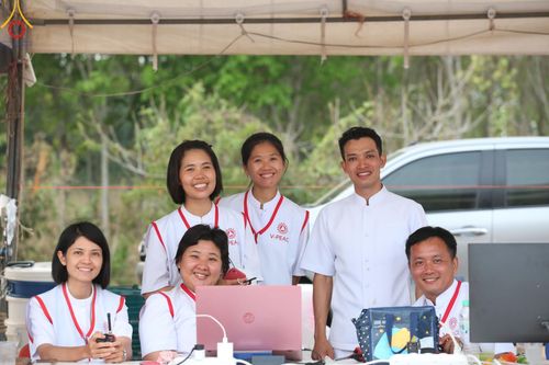 ภาพ No.130172:V.34 เพื่อธรรมเพื่อบางกล่ำ การรับบุญของเจ้าหน้าที่หน่วยงานต่างๆ  เพื่องานธรรมยาตราอัญเชิญพระบรมสารีริกธาตุ ประดิษฐาน ณ มหารัตนเจดีย์สิริปทุมสวรรค์ (เจดีย์อริยพุทธะ 5 พระองค์) ณ ศูนย์ปฏิบัติธรรมภาคใต้ อ.บางกล่ำ จ.สงขลา ระหว่างวันที่ 9-10 มีนาคม พ.ศ. 2567