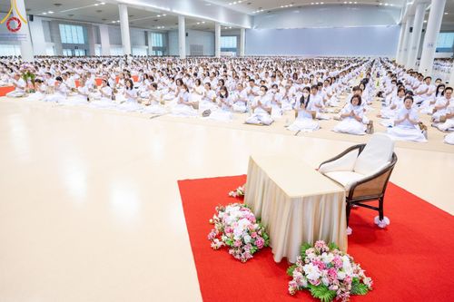 ภาพ No.139233:พิธีตักบาตร , พิธีบูชาข้าวพระ ณ ห้องแก้วสารพัด 1 สภาธรรมกายสากล วัดพระธรรมกาย วันอาทิตย์ต้นเดือนที่ 2 มิถุนายน พ.ศ. 2567