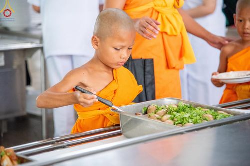 ภาพ No.58987:V.40 ภัตตาหารพระหมื่นวัด เราจัดให้ การปฏิบัติงานของเจ้าหน้าที่และอาสาสมัคร เพื่อรับบุญในการถวายภัตตาหาร แด่คณะสงฆ์ 10,000 กว่าวัดทั่วประเทศ ที่มาร่วมงานวันคุ้มครองโลก จันทร์ที่ 22 เมษายน พ.ศ. 2567 ณ วัดพระธรรมกาย