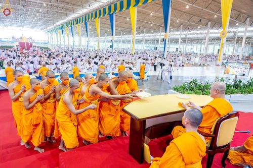 ภาพ No.87007:พิธีตักบาตร , พิธีบูชาข้าวพระ , พิธีจุดเทียนใจ ไฟนิรันดร์ อนันตชัย ในวันอาทิตย์ต้นเดือน 3 กันยายน พ.ศ. 2566 ณ วัดพระธรรมกาย