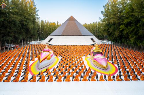 ภาพ No.288423:วันที่ 4 มกราคม พ.ศ. 2569 พระธรรมยาตราปฏิบัติธรรม และถ่ายภาพหมู่ประวัติศาสตร์ ในโครงการธรรมยาตรา กตัญญูบูชา มหาปูชนียาจารย์ พระมงคลเทพมุนี(สด จนฺทสโร) พระผู้ปราบมาร อนุสรณ์สถาน 7 แห่ง ปีที่ 14 ณ อนุสรณ์สถานมหาวิหารพระมงคลเทพมุนี (โลตัสแลนด์) อ.สองพี่น้อง