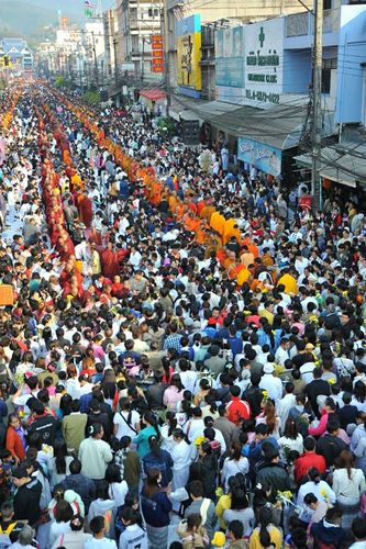ภาพ No.15851:ประมวลภาพตักบาตรพระ 3 แผ่นดิน พระ 10,000 รูป ปีที่ 2 จ.เชียงราย
