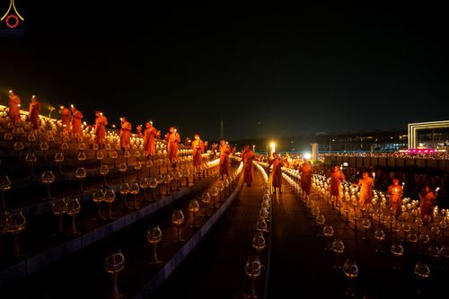 ภาพ No.90262:พิธีจุดประทีป 20,000 ดวง บูชาพระมหาธรรมกายเจดีย์ และบูชาพระมงคลเทพมุนี(สด จนฺทสโร) พระผู้ปราบมาร วันอังคารที่ 10 ตุลาคม พ.ศ. 2566 ณ ลานธรรมพระมหาธรรมกายเจดีย์ วัดพระธรรมกาย จ.ปทุมธานี
