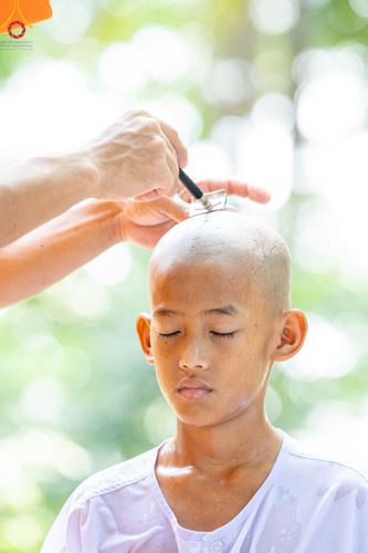 ภาพ No.79283:พิธีตัดปอยผม พิธีขอขมา มอบบาตร-ผ้าไตรนาคธรรมทายาท ในโครงการบรรพชาฟื้นฟูพระพุทธศาสนาทั่วไทย ณ ศูนย์อบรมเยาวชนนครปฐม วันเสาร์ที่ 1 เมษายน พ.ศ.2566