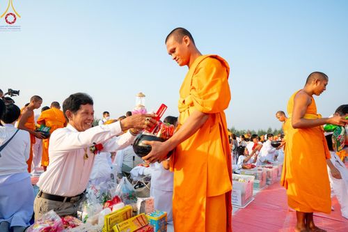 ภาพ No.201173:พิธีตักบาตรพระธรรมยาตรา ณ อนุสรณ์สถานลำดับที่ 5 สถานที่เผยแผ่วิชชาธรรมกายครั้งแรก อนุสรณ์สถานบางปลา วัดบางปลา อำเภอบางเลน จังหวัดนครปฐม ในโครงการธรรมยาตรา กตัญญูบูชา มหาปูชนียาจารย์ พระมงคลเทพมุนี(สด จนฺทสโร) พระผู้ปราบมาร อนุสรณ์สถาน 7 แห่ง ปีที่ 13