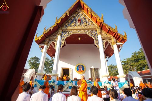 ภาพ No.197784:พิธีตักบาตรพระธรรมยาตรา ณ อนุสรณ์สถานลำดับที่ 4 สถานที่เกิดด้วยกายธรรม วัดโบสถ์(บน) ต.บางคูเวียง จ.นนทบุรี ในโครงการธรรมยาตรา กตัญญูบูชา มหาปูชนียาจารย์ พระมงคลเทพมุนี(สด จนฺทสโร) พระผู้ปราบมาร อนุสรณ์สถาน 7 แห่ง ปีที่ 13 วันที่ 19 มกราคม พ.ศ. 2568