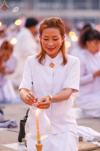 ภาพ No.122120:พิธีจุดประทีปถวายเป็นพุทธบูชา และบูชาธรรมมหาปูชนียาจารย์ พระมงคลเทพมุนี(สด จนฺทสโร) ในโครงการธรรมยาตรา กตัญญูบูชา มหาปูชนียาจารย์ พระมงคลเทพมุนี(สด จนฺทสโร) พระผู้ปราบมาร อนุสรณ์สถาน 7 แห่ง ปีที่ 12 วันที่ 31 มกราคม พ.ศ. 2567 ณ วัดพระธรรมกาย จ.ปทุมธานี