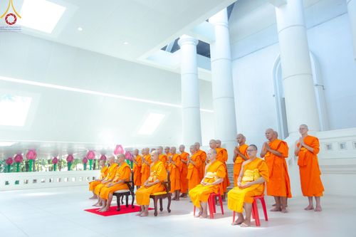 ภาพ No.159847:พิธีตัดปอยผมปลงผมนาคธรรมทายาท, พิธีบรรพชาอุปสมบทหมู่ โครงการอุปสมบทหมู่บูชาธรรม 140 ปี พระมงคลเทพมุนี (สด จนฺทสโร) ณ โบสถ์พระไตรปิฏก วัดพระธรรมกาย วันเสาร์ที่ 5 ตุลาคม พ.ศ. 2567