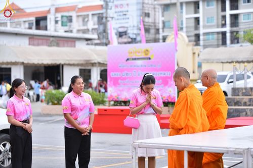 ภาพ No.150947:พิธีเจริญพระพุทธมนต์ และทำบุญตักบาตรแด่คณะสงฆ์ จำนวน 121 รูป เนื่องในโอกาสฉลองครบรอบ 120 ปี อำเภอคลองหลวง จังหวัดปทุมธานี เพื่อถวายเป็นพุทธบูชา ช่วยเหลือผู้ประสบความเดือดร้อนจากอุทกภัย และคณะสงฆ์ 323 วัด 4 จังหวัดชายแดนภาคใต้ วันเสาร์ที่ 31 สิงหาคม พ.ศ. 