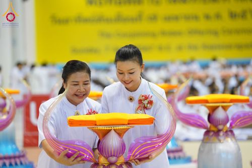 ภาพ No.134449:พิธีทอดผ้าป่าสมทบ มหาสังฆทาน 10,000 วัด ทั่วไทย วันอาทิตย์ต้นเดือนที่ 7 เมษายน พ.ศ.2567 ณ ห้องแก้วสารพัดนึก 1 สภาธรรมกายสากล  วัดพระธรรมกาย จ.ปทุมธานี