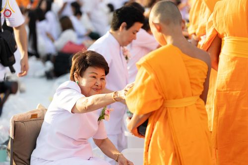 ภาพ No.187881:พิธีตักบาตรฉลองพระใหม่ ต้อนรับพุทธศักราช 2568 ณ ลานธรรมพระมหาธรรมกายเจดีย์ วัดพระธรรมกาย จ.ปทุมธานี วันที่ 1 มกราคม พ.ศ. 2568