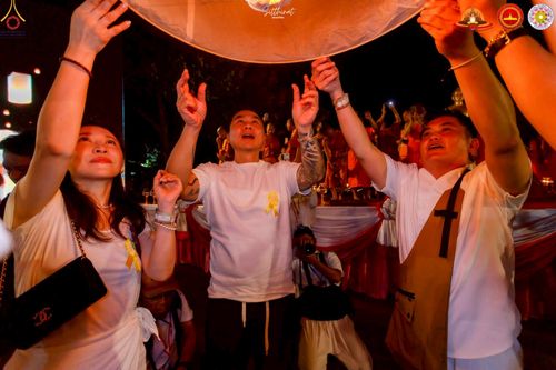 ภาพ No.224624:วันจันทร์ที่ 12 พฤษภาคม พ.ศ. 2568  ชาวพุทธในอินโดนีเซีย ร่วมฉลองวิสาขบูชาจุดประทีปกว่า 200,000 ดวง ณ พระมหาเจดีย์บรมพุทโธ  เจริญพุทธมนต์ถวาย “พระวชิรเกล้าเจ้าอยู่หัว”