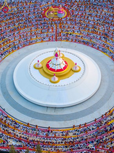 ภาพ No.108007:พิธีต้อนรับพระธรรมยาตรา ในโครงการธรรมยาตรากตัญญูบูชา มหาปูชนียาจารย์ พระมงคลเทพมุนี(สด จนฺทสโร) พระผู้ปราบมาร อนุสรณ์สถาน 7 แห่ง ปีที่ 12 วันที่ 7 มกราคม พ.ศ. 2567 ณ อนุสรณ์สถานคลองบางนางแท่น  อ.สามพราน จ.นครปฐม