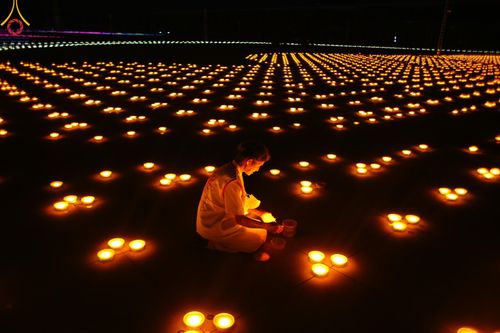 ภาพ No.279378:พิธีจุดวิสาขประทีป พิธีเวียนประทักษิณ ในวันวิสาขบูชา พุธที่ 22 พฤษภาคม พ.ศ. 2567 ( วันพระขึ้น 15 ค่ำ เดือน 6 ) ณ ลานธรรม พระมหาธรรมกายเจดีย์ วัดพระธรรมกาย จ.ปทุมธานี