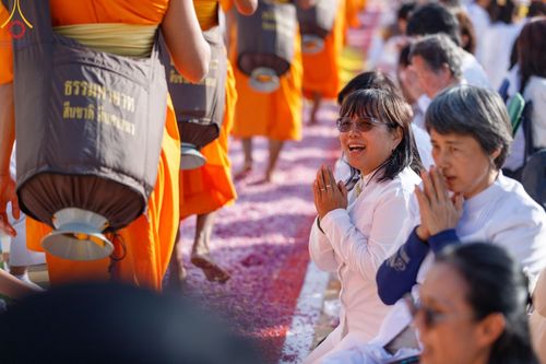 ภาพ No.193404:พิธีต้อนรับพระธรรมยาตรา ณ อนุสรณ์สถาน สถานที่เกิดในเพศสมณะ วัดสองพี่น้อง อำเภอสองพี่น้อง จังหวัดสุพรรณบุรี ในโครงการธรรมยาตรา กตัญญูบูชา มหาปูชนียาจารย์ พระมงคลเทพมุนี(สด จนฺทสโร) พระผู้ปราบมาร อนุสรณ์สถาน 7 แห่ง ปีที่ 13 วันที่ 11 มกราคม พ.ศ. 2568