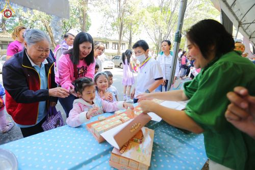 ภาพ No.194011:วัดพระธรรมกาย จัดงานวันเด็กแห่งชาติ ประจำปี พ.ศ.2568 ออกร้านอาหาร 200 ร้าน มอบของขวัญหลายหมื่นชิ้น วันที่ 12 มกราคม พ.ศ. 2568 วัดพระธรรมกาย อ.คลองหลวง จ.ปทุมธานี