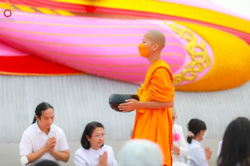 ภาพ No.118612:พิธีตักบาตรพระธรรมยาตรา ปีที่ 12 ณ อนุสรณ์สถานลำดับที่ 5 สถานที่เผยแผ่วิชชาธรรมกายครั้งแรก อนุสรณ์สถานบางปลา จ.นครปฐม วันที่ 25 มกราคม พ.ศ. 2567