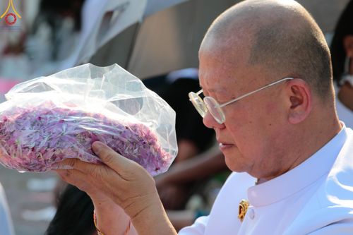 ภาพ No.110534:พิธีต้อนรับพระธรรมยาตรา ในโครงการธรรมยาตรากตัญญูบูชา มหาปูชนียาจารย์ พระมงคลเทพมุนี(สด จนฺทสโร) พระผู้ปราบมาร อนุสรณ์สถาน 7 แห่ง ปีที่ 12 วันที่ 11 มกราคม พ.ศ. 2567 ณ อนุสรณ์สถานลำดับที่ 3 สถานที่เกิดใหม่ในเพศสมณะ วัดสองพี่น้อง จ.สุพรรณบุรี