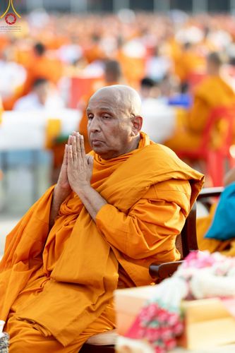 ภาพ No.221706:วันอังคารที่ 22 เมษายน พ.ศ. 2568 ภาพพิธีถวายมหาสังฆทานคณะสงฆ์ 40,000 กว่าวัดทั่วประเทศ เนื่องในวันคุ้มครองโลก ชุดที่ 2 (ปลื้มให้สมการรอคอย) ณ ลานธรรมพระมหาธรรมกายเจดีย์ วัดพระธรรมกาย