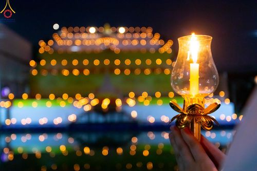 ภาพ No.201716:พิธีจุดประทีปถวายเป็นพุทธบูชา และบูชาธรรมมหาปูชนียาจารย์ ณ อาคารธรรมยาตรา กตัญญูบูชามหาปูชนียาจารย์ ตรงข้ามวัดปากน้ำภาษีเจริญ จ.กรุงเทพมหานคร ในโครงการธรรมยาตรา กตัญญูบูชา มหาปูชนียาจารย์ พระมงคลเทพมุนี(สด จนฺทสโร) พระผู้ปราบมาร อนุสรณ์สถาน 7 แห่ง