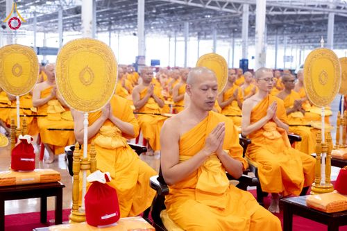 ภาพ No.237586:วันอาทิตย์ที่ 10 สิงหาคม พ.ศ.2568 พิธีมอบใบประกาศเกียรติคุณ โครงการสอบบาลี "ฉลองแชมป์" บูชาธรรม 80 ปี หลวงพ่อธัมมชโย ประจำปี 2568 และ พิธีมอบดวงแก้วสามเณรทรงบาลีไวยากรณ์ ณ สภาธรรมกายสากล วัดพระธรรมกาย ปทุมธานี