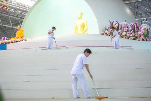 ภาพ No.59785:V.39 ทุ่มสุดใจ ธรรมชัย 80 ปี การเตรียมงาน การปฏิบัติงาน ของเจ้าหน้าที่หน่วยงานต่างๆ เพื่อพิธีฉลองอายุวัฒนมงคล 80 ปี หลวงพ่อธัมมชโย และรับถวายมหาสังฆทาน 10,000 กว่าวัดทั่วประเทศ ในวันคุ้มครองโลก จันทร์ที่ 22 เมษายน พ.ศ. 2567