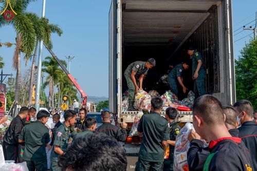 ภาพ No.101965:ตักบาตรพระ 10,000 รูป เติมบุญให้แผ่นดิน เนื่องในโอกาส 192 ปี จังหวัดกาญจนบุรี หนึ่งในโครงการตักบาตรพระ 2,000,000 รูป  77 จังหวัดทุกวัดทั่วไทย วันจันทร์ที่ 11 ธันวาคม พ.ศ. 2566 บริเวณถนนสองแคว (SKY WALK) เมืองกาญจนบุรี